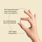 Eine Hand hält eine Vitamin C Kapsel mit Information: Mit Calciumascorbat einer nicht-sauren Form von Vitamin C; Zur Unterstützung des Immunsystems; 100% Vegan & Zuckerfrei 