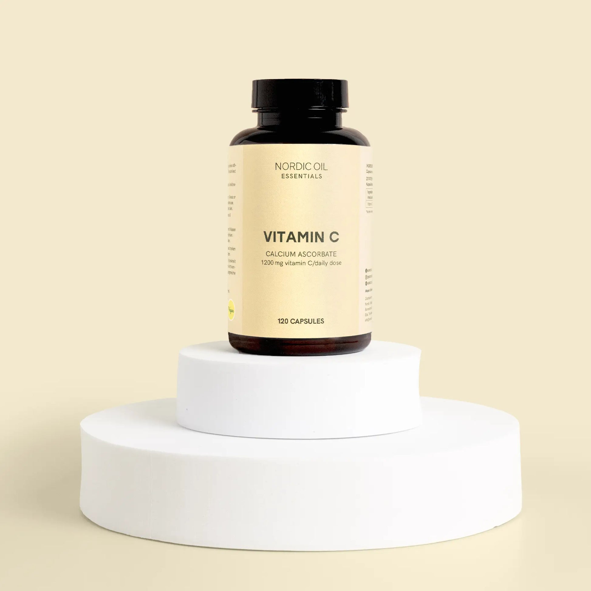 Eine Packung Nordic Oil Vitamin C steht auf einem Podest  