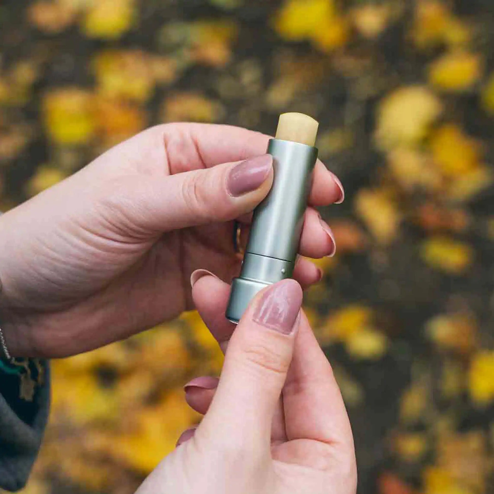 Kundin hält offenen Lippenstift in der Hand 